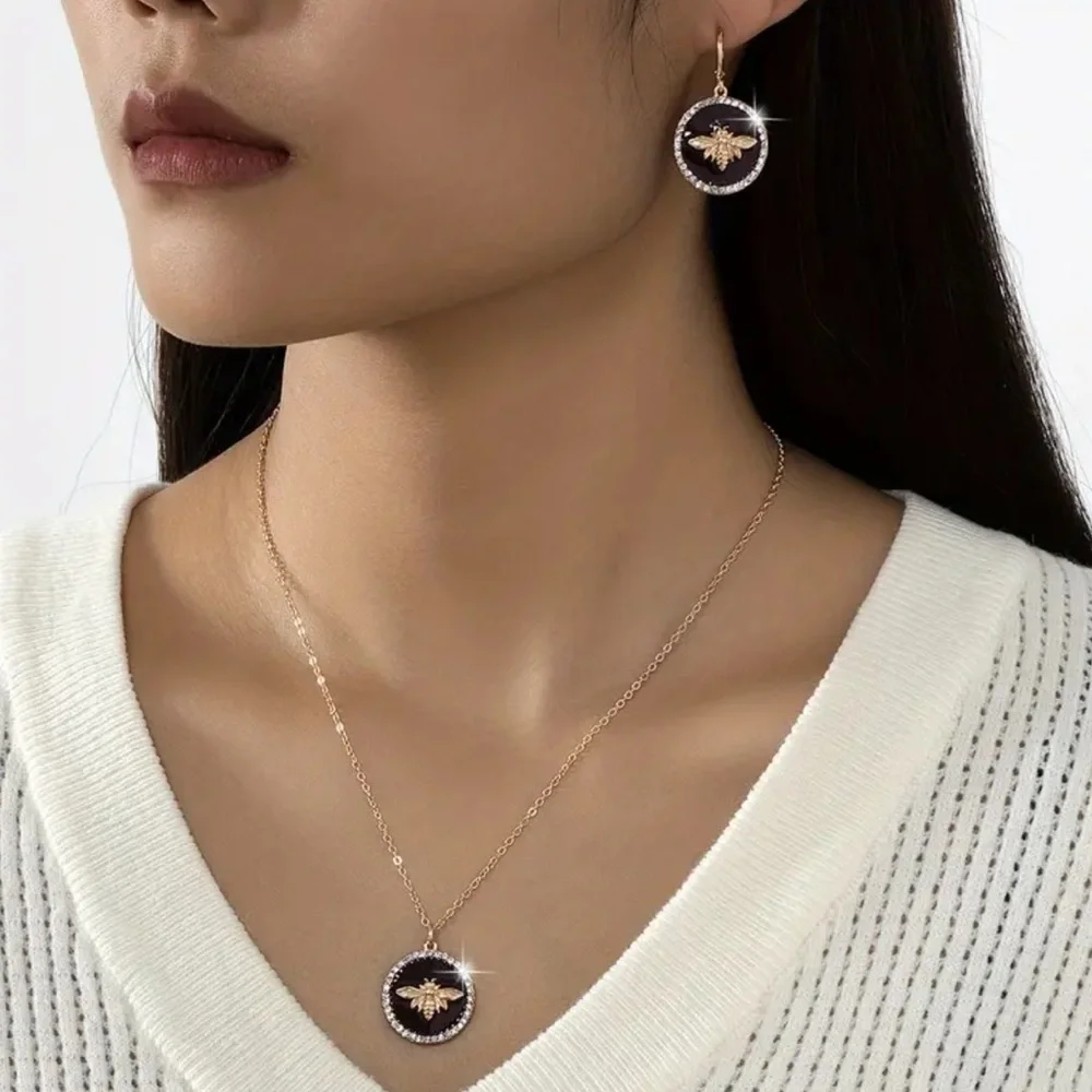 Elegant Luxury Designer Pendant Necklace - NEW